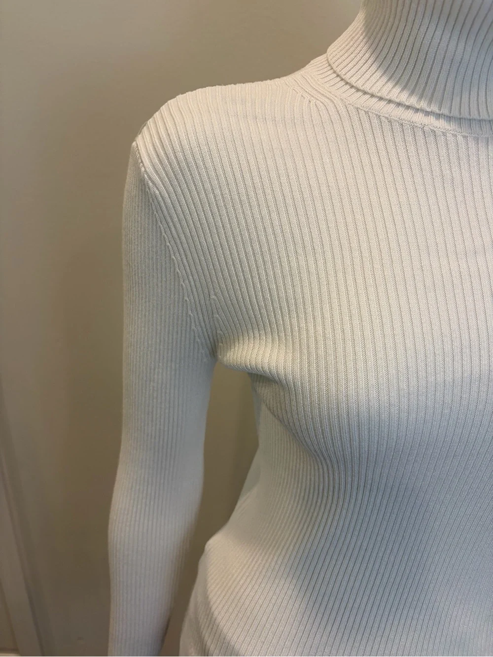 ABERCROMBIE & FITCH White Ribbed Turtleneck Sweater